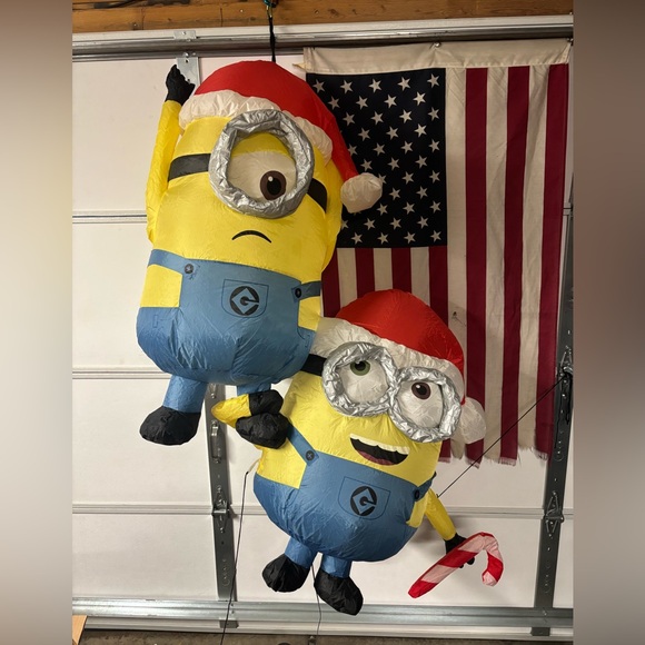 Universal Despicable Me 4.99-ft Lighted Minion Christmas Inflatable - Picture 3 of 6